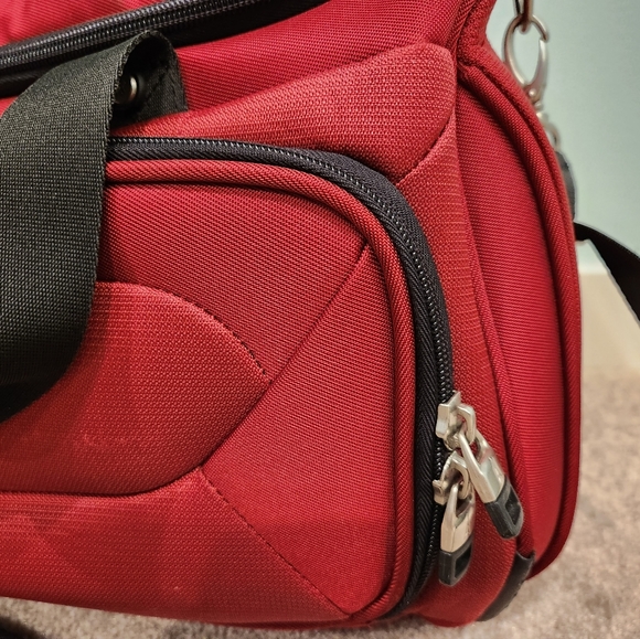 Travelpro Maxlite Burgandy Duffle Bag- Excellent Condition. - Picture 2 of 11